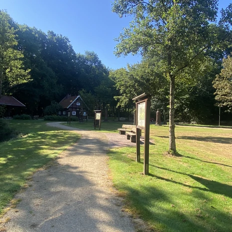 Freilichtgalerie Brink auf dem Dorfplatz Ahmsen - Backhaus und Park ©Emsland Tourismus (2).jpeg