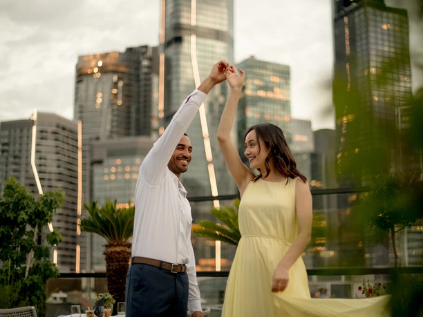 Sofitel Nacht Rooftop Roof.jpg Tanzendes Paar auf Rooftop mit Skyline im Hintergrund
