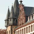 Historischer Rententurm mit Türmchen und Fassade des Burnitzbaus