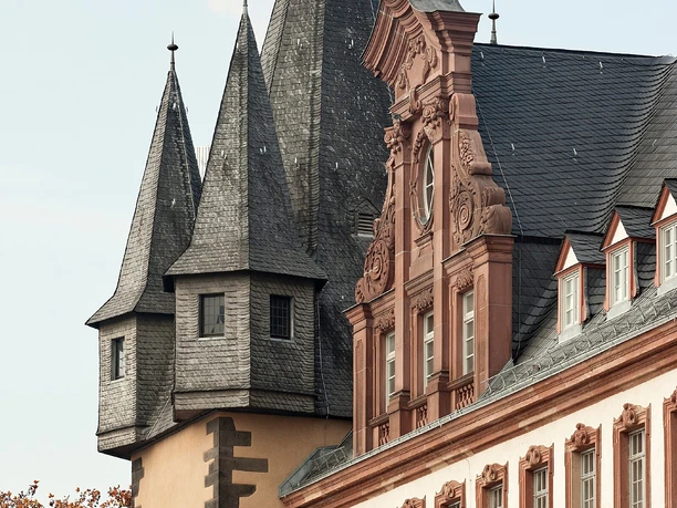 Außenaufnahme des Rententurms Historischer Rententurm mit Türmchen und Fassade des Burnitzbaus