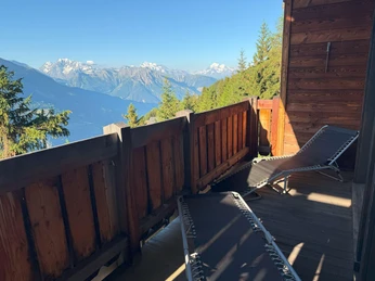 Sonnenterrasse mit Liegestühlen