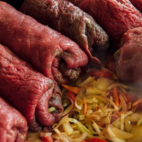 k-blankenhain-rouladen-machen-6-c-tmgs-czech-vibes.jpg Gerolltes Rindfleisch mit Gemüsestreifen aufbereit zur Zubereitung.