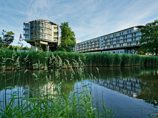 Außenansicht Hotel Außenansicht vom Kongresshotel mit Teich im Vordergrund