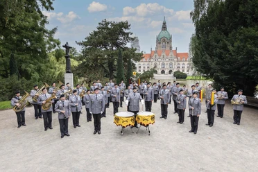 Musikkorps in Uniform im Park vor dem Neuen Rathaus Hannover mit Pauken und Bläsern
