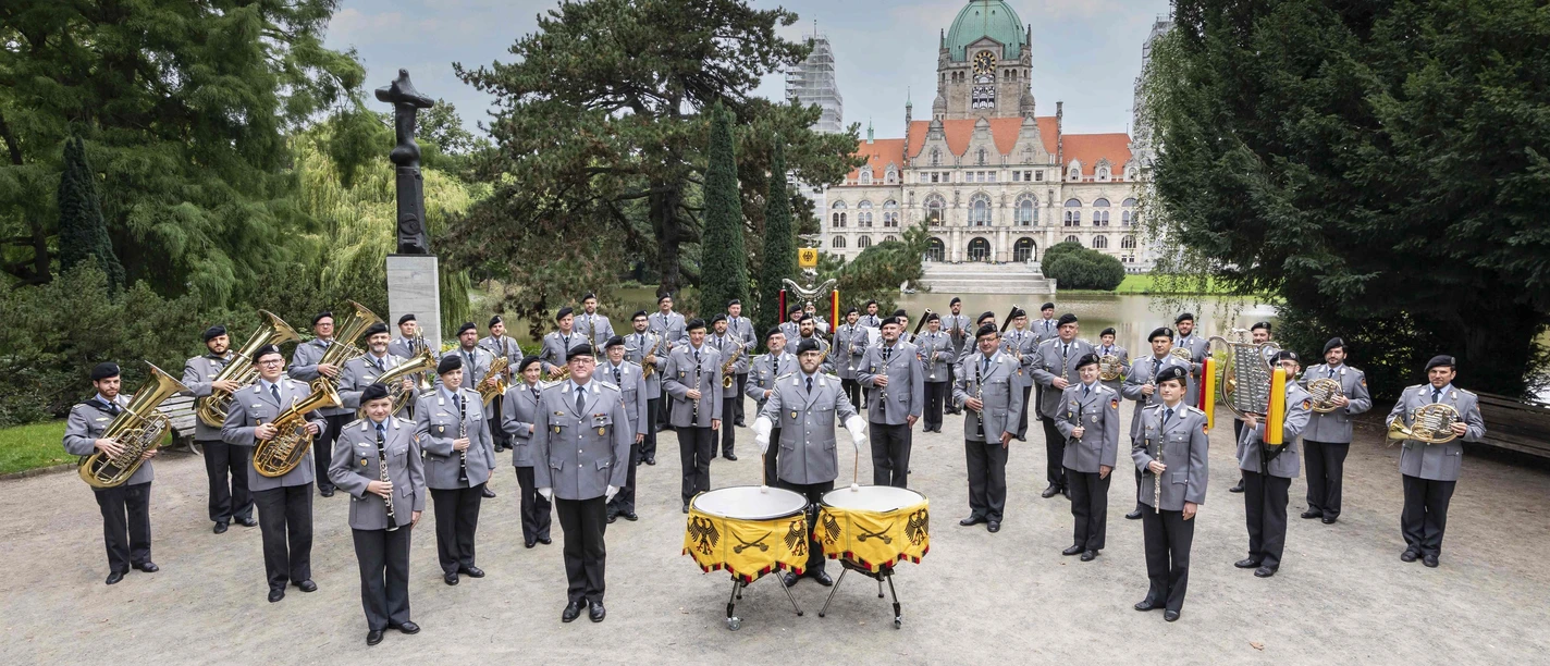 Musikkorps in Uniform im Park vor dem Neuen Rathaus Hannover mit Pauken und Bläsern
