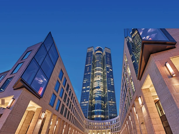 Tower185 - Außenansicht Tower185 mit gläserner Fassade und modernem Vorplatz bei Tag