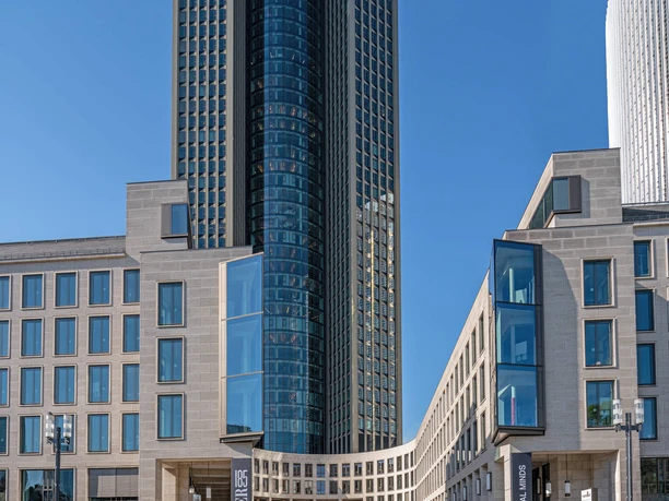 Tower185 Tower185 mit gläserner Fassade und modernem Vorplatz bei Tag