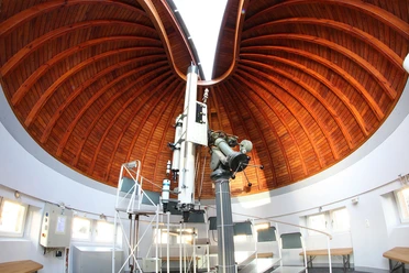 Sternwarte des Physikalischen Vereins - Kuppel Großes Teleskop unter beeindruckender Holzkuppel
