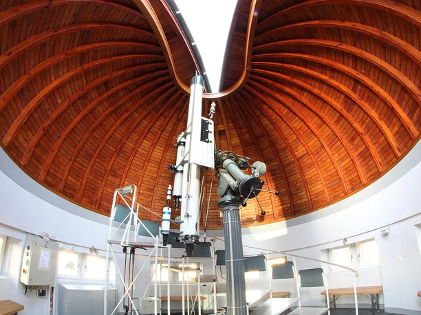 Sternwarte des Physikalischen Vereins - Kuppel Großes Teleskop unter beeindruckender Holzkuppel