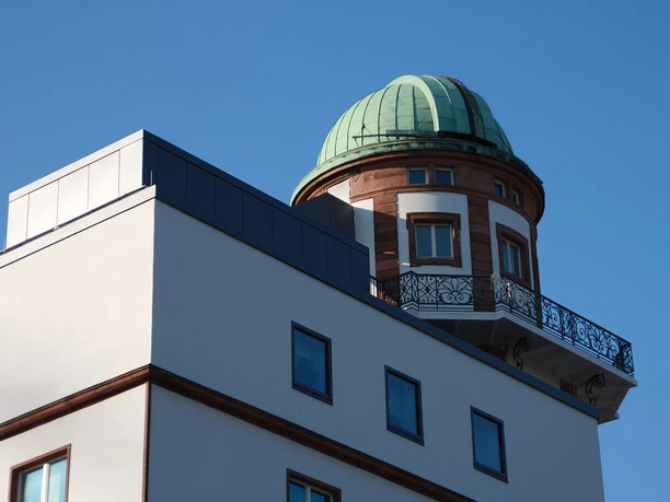 Sternwarte des Physikalischen Vereins - Außenansicht Sternwarte auf einem Stadtdach mit Jugendstil-Balkon