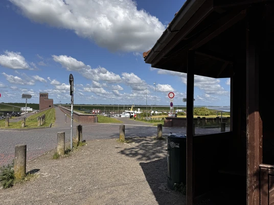 Holzpavillon Hafen2.JPG Rastplatz mit Holzhütte mit Blick auf den Dangaster Hafen