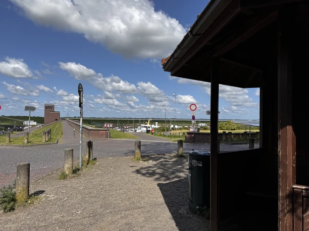 Holzpavillon Hafen2.JPG Rastplatz mit Holzhütte mit Blick auf den Dangaster Hafen