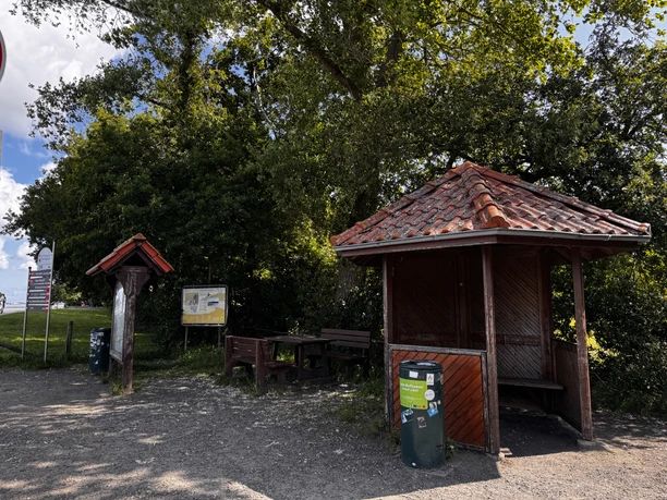 Holzpavillon Hafen1.JPG Holzpavillon mit Sitzbänken am Dangaster Hafen