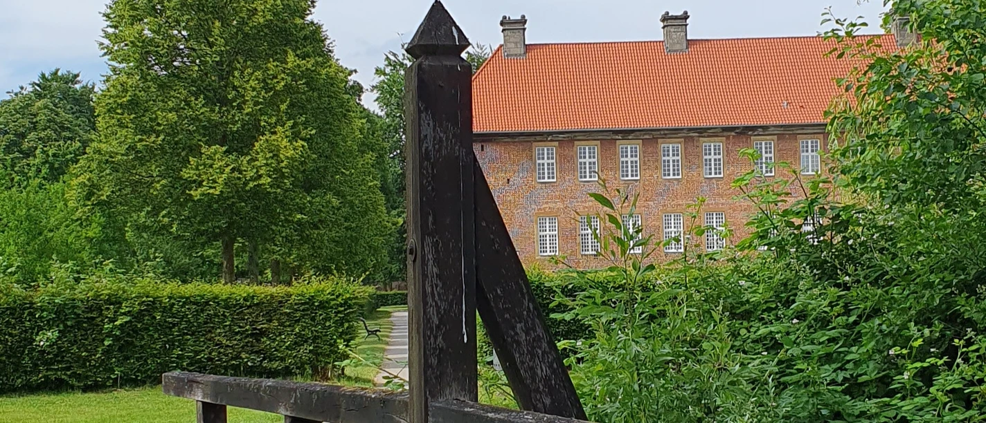 Kloster Clarholz.jpg Brücke im Kloster Clarholz