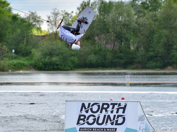 North Bound Aurich Lift North Bound Aurich Lift Wakeboarder