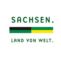 tmgs-logo.jpg Logo des Tourismusverbandes Sachsen mit grün-gelben Streifen und Text "SACHSEN. LAND VON WELT."