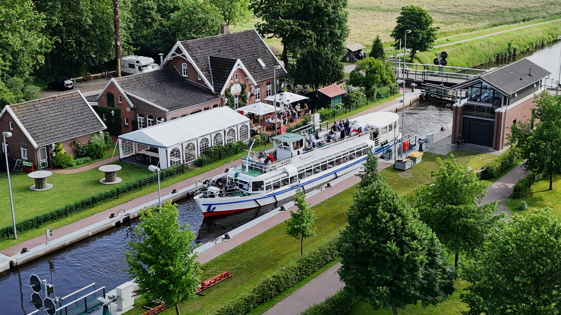 MS Stadt Aurich in der Schleuse Kukelorum am Ems-Jade-Kanal