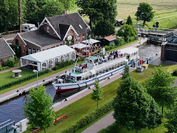 MS Stadt Aurich in der Schleuse Kukelorum am Ems-Jade-Kanal MS Stadt Aurich in der Schleuse Kukelorum am Ems-Jade-Kanal