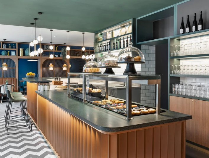 Koko Café & Bar Theke - Cafés in Leipzig Theke mit Gebäckauslage im Koko Café & Bar des Stay Kooook Hotel Leipzig in der Gottschedstraße