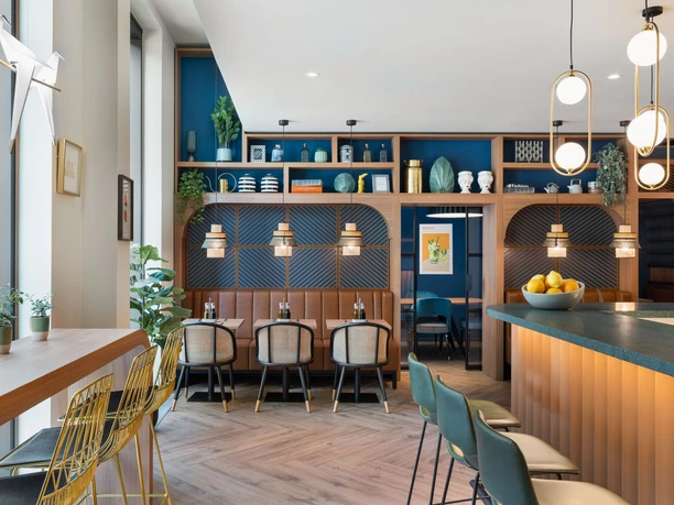 Barový koutek s dostatkem míst k sezení u pultu Koko Café & Bar v hotelu Stay Kooook Leipzig na Gottschedstraße