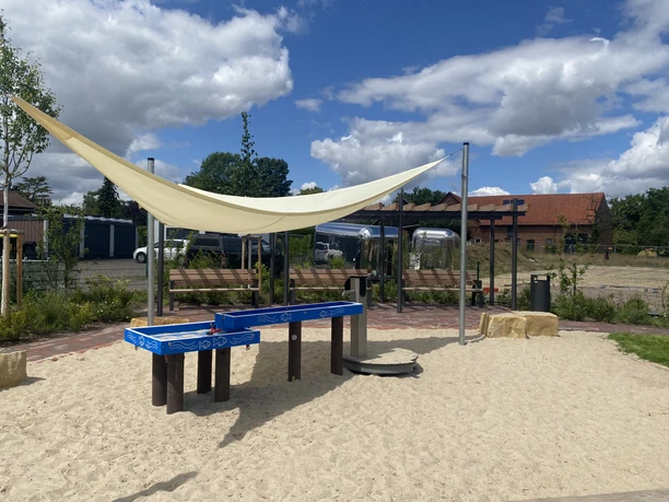 Spielplatz am Marktplatz Loccum.jpeg Wasserspiel mit Sand und Sonnensegel