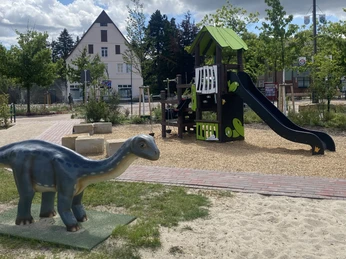 Spielturm und Dino Spielplatz am Marktplatz.jpeg Spielturm und Dino Spielplatz am Marktplatz