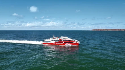 FRS Helgoline_Halunder Jet vor Helgoland_Copyright FRS Helgoline