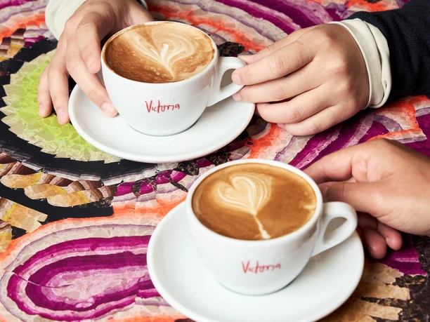 Kaffeetaschen im Innenraum des Cafés Fridericianum