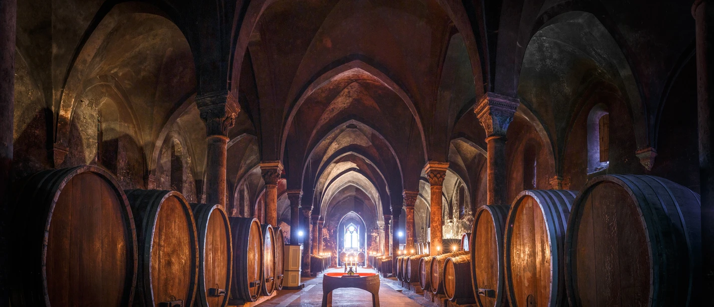 Kloster Eberbach Weinfässer in einem alten Gewölbekeller.