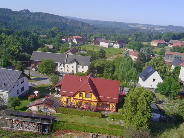 Luftaufnahme vom Gebäude & der Umgebung