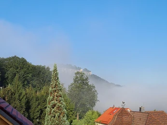 Blick zur Festung Königstein in Elbnebel