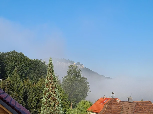 Blick zur Festung Königstein in Elbnebel
