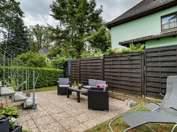 Terrasse am Eingangsbereich mit Gartenmöbel