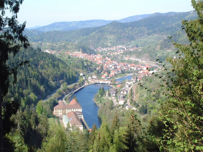 Forbach-Blick von Süden mit Felsenweg und Bahntrasse
