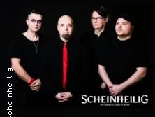 Vier Bandmitglieder in schwarzer Kleidung, einer mit roter Krawatte, vor schwarzem Hintergrund.