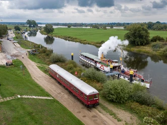 Kombifahrt HEIDE-EXPRESS und KAISER WILHELM.JPG Der Heide-Express trifft den Raddampfer KAISER WILHELM im Hafen von Bleckede/Elbe
