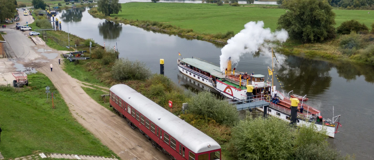 Kombifahrt HEIDE-EXPRESS und KAISER WILHELM.JPG Der Heide-Express trifft den Raddampfer KAISER WILHELM im Hafen von Bleckede/Elbe