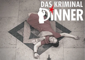 Auf dem Bild "Das Kriminal Dinner" liegt eine Person in einem roten Kleid auf einem Bodenmuster.