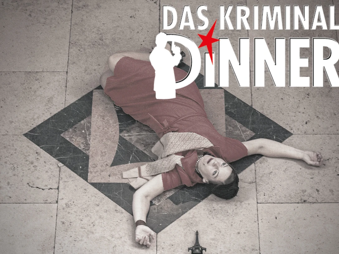 2025 Das Kriminal Dinner Auf dem Bild "Das Kriminal Dinner" liegt eine Person in einem roten Kleid auf einem Bodenmuster.