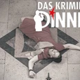 2025 Das Kriminal Dinner Auf dem Bild "Das Kriminal Dinner" liegt eine Person in einem roten Kleid auf einem Bodenmuster.