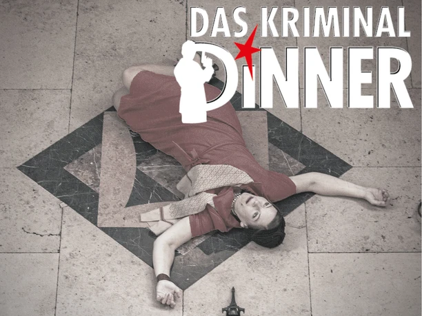 2025 Das Kriminal Dinner Auf dem Bild "Das Kriminal Dinner" liegt eine Person in einem roten Kleid auf einem Bodenmuster.