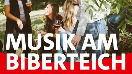 Musik am Biberteich Die Bildbeschreibung für das Event "Musik Am Biberteich" zeigt eine fröhliche Gruppe junger Menschen, die im Freien zusammensitzen und Wein trinken. Der Fokus liegt auf der entspannten und geselligen Atmosphäre, während im Vordergrund die Veranstaltung prominent angekündigt wird.