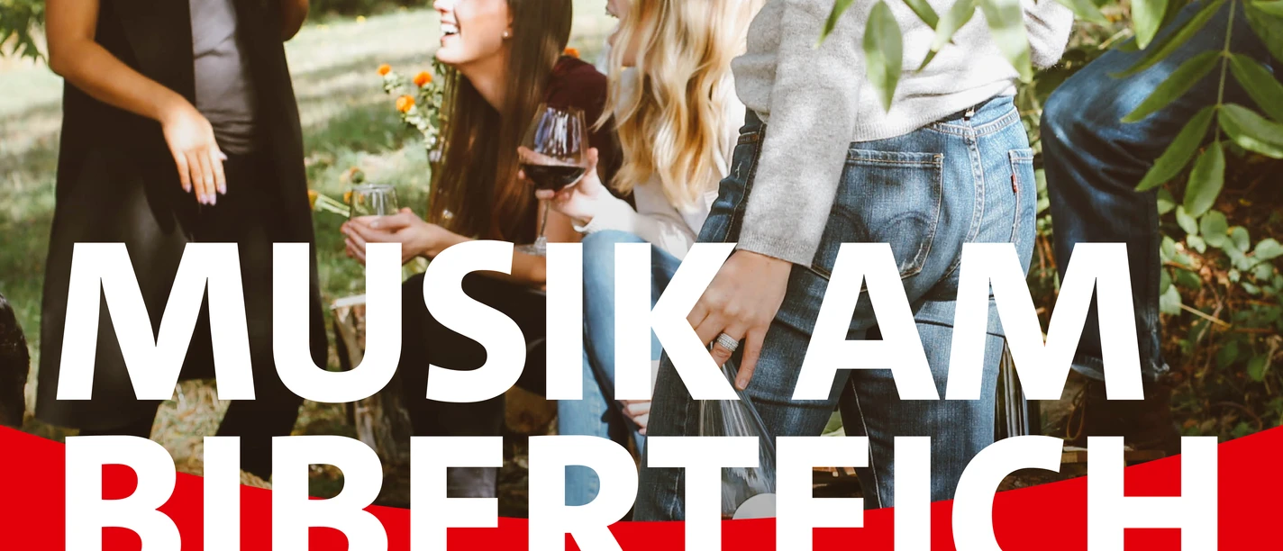 Musik am Biberteich Die Bildbeschreibung für das Event "Musik Am Biberteich" zeigt eine fröhliche Gruppe junger Menschen, die im Freien zusammensitzen und Wein trinken. Der Fokus liegt auf der entspannten und geselligen Atmosphäre, während im Vordergrund die Veranstaltung prominent angekündigt wird.