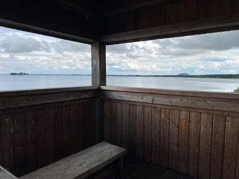 Ausblick vom Winzlarer Turm über den Steinhuder Meer, eingerahmt von Holzstrukturen des Turms.
