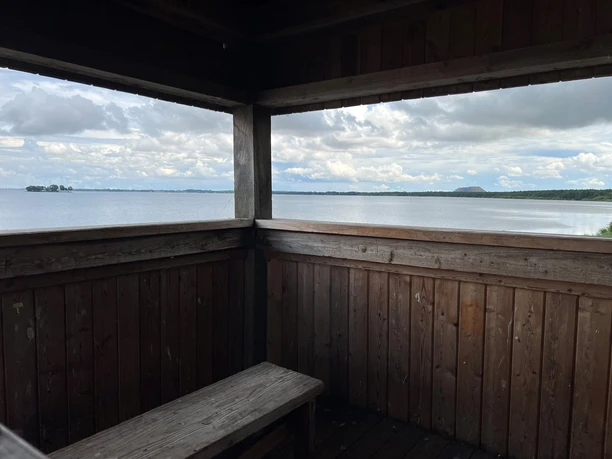 Ausblick vom Winzlarer Turm über den Steinhuder Meer, eingerahmt von Holzstrukturen des Turms.