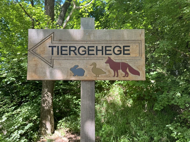Wegweiser zum Tiergehege.JPG Wegweiser zum Tiergehege
