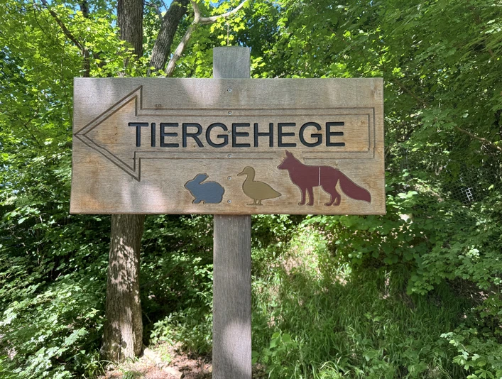 Wegweiser zum Tiergehege.JPG Wegweiser zum Tiergehege