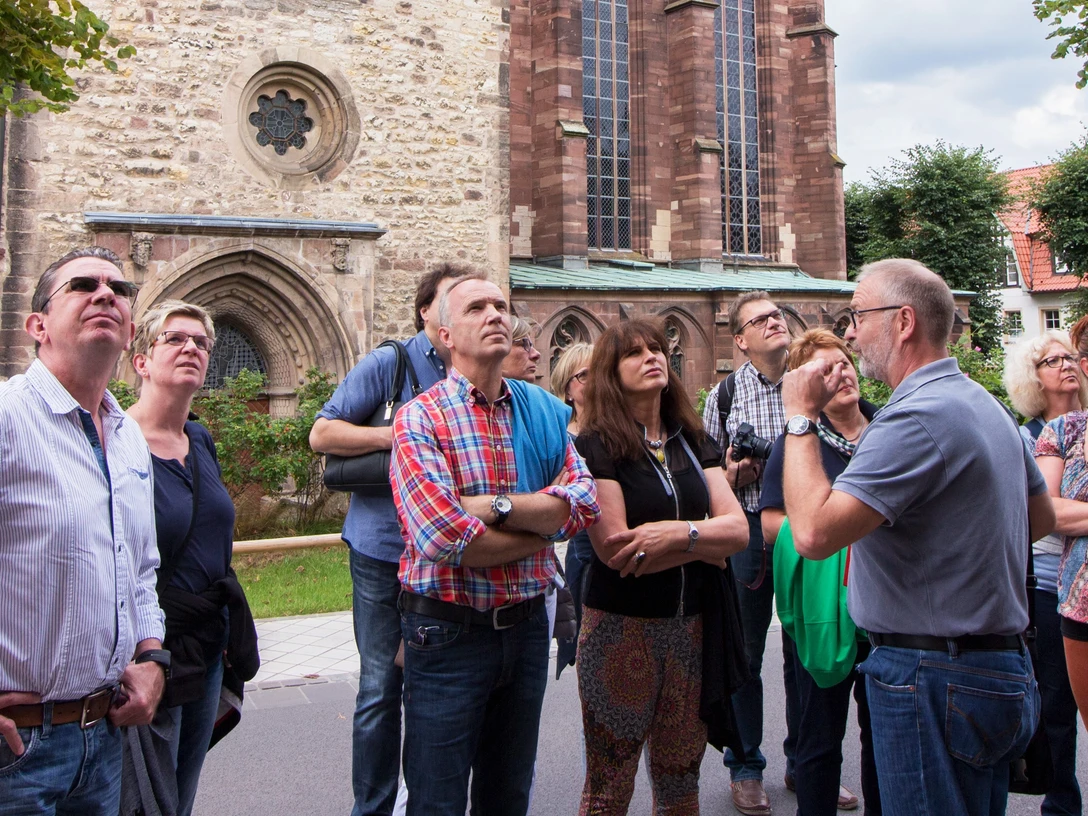 FotoStadtführungWarburg.jpg Gruppe bei einer Stadtführung mit Guide in Warburg