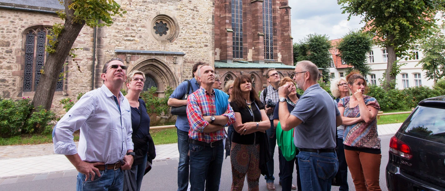 FotoStadtführungWarburg.jpg Gruppe bei einer Stadtführung mit Guide in Warburg