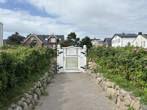 Eingang zum Friedhof der Heimatlosen in Westerland